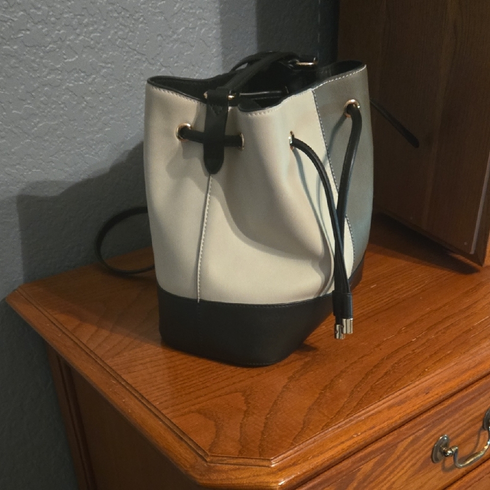 Calvin Klein Cream and Green/Gray Shoulder Bag - Picture 4 of 5